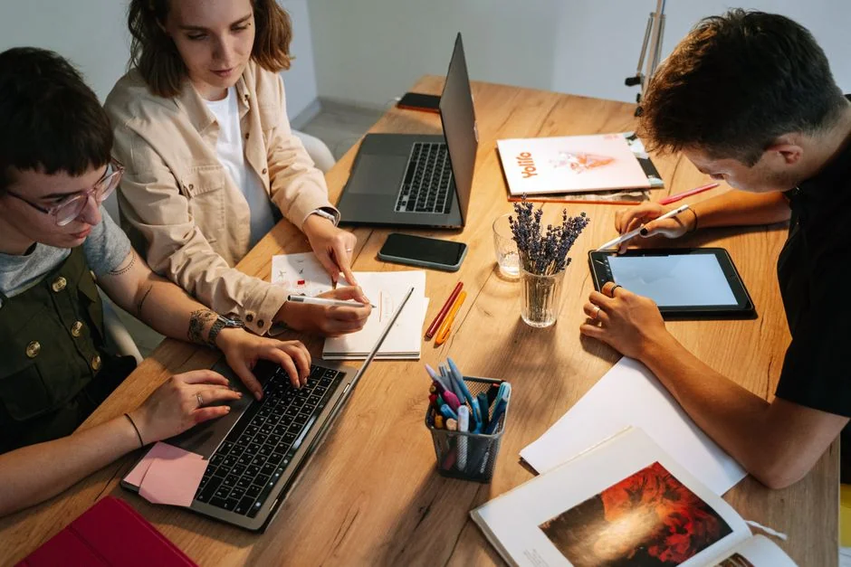 Un espace de travail contemporain avec deux écrans d’ordinateur affichant des projets de web design, mettant en avant la technologie et la productivité.